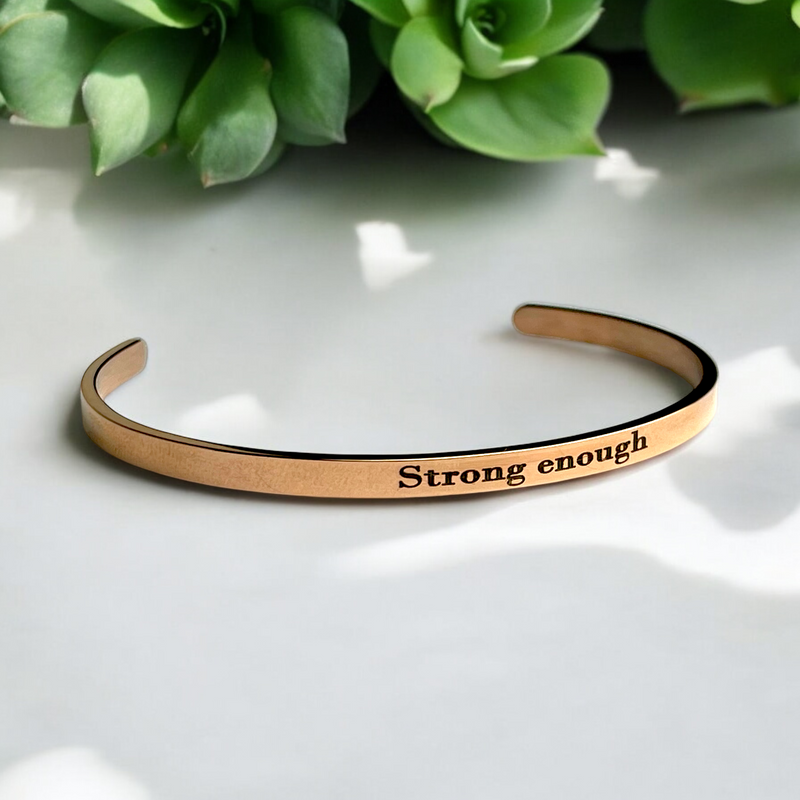 Minimalistischer Edelstahl Armreif in Roségold mit Gravur "Strong Enough" – Unisex, Größenverstellbar, auch in Silber erhältlich | Allergikerfreundlich, Motivationsschmuck - RETARM-36