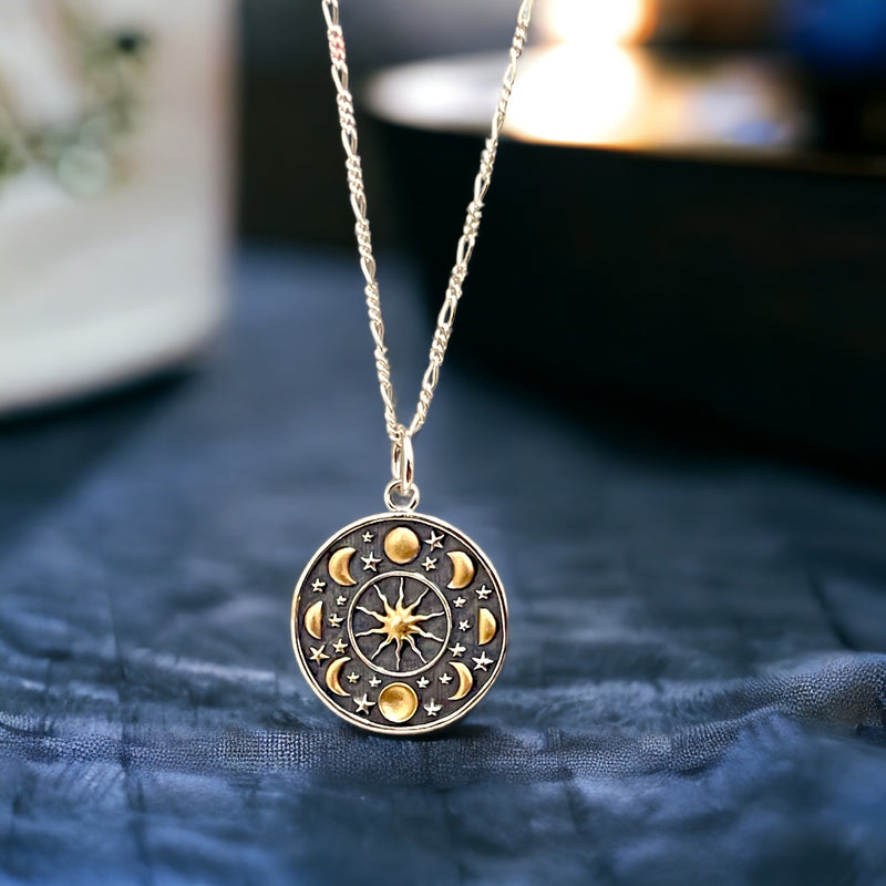 Mystischer Mondzauber - Handvergoldete 925 Sterling Silber Kette mit Mondphasen-Anhänger