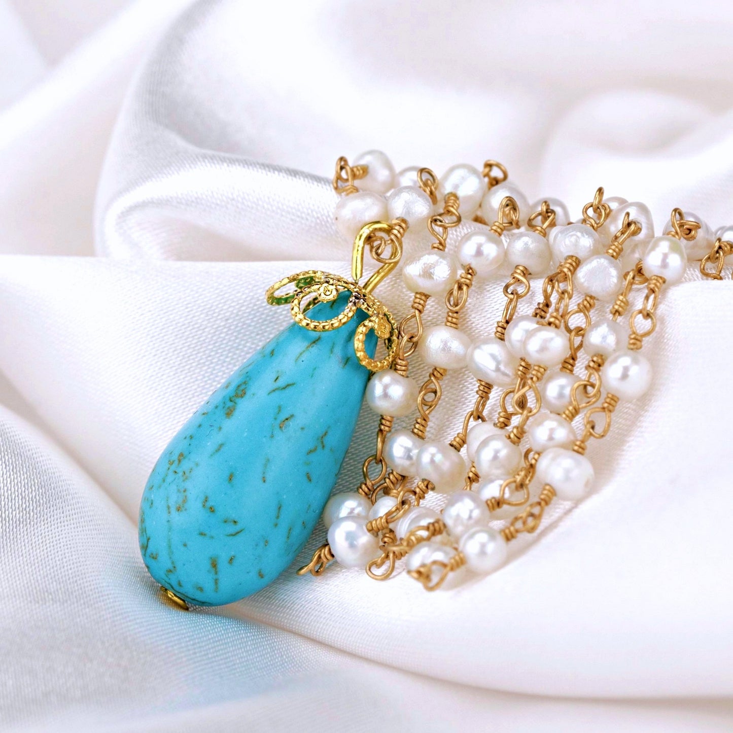 Chaîne de pierres précieuses avec perle turquoise et d'eau douce