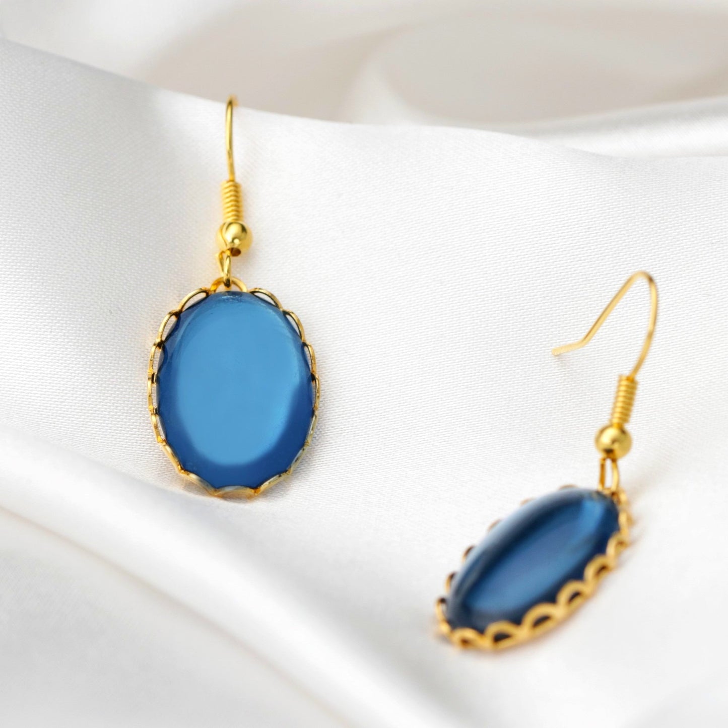 Boucles d'oreilles brillantes bleues - bijoux plaqués or dans le style vintage - VinoHR-65