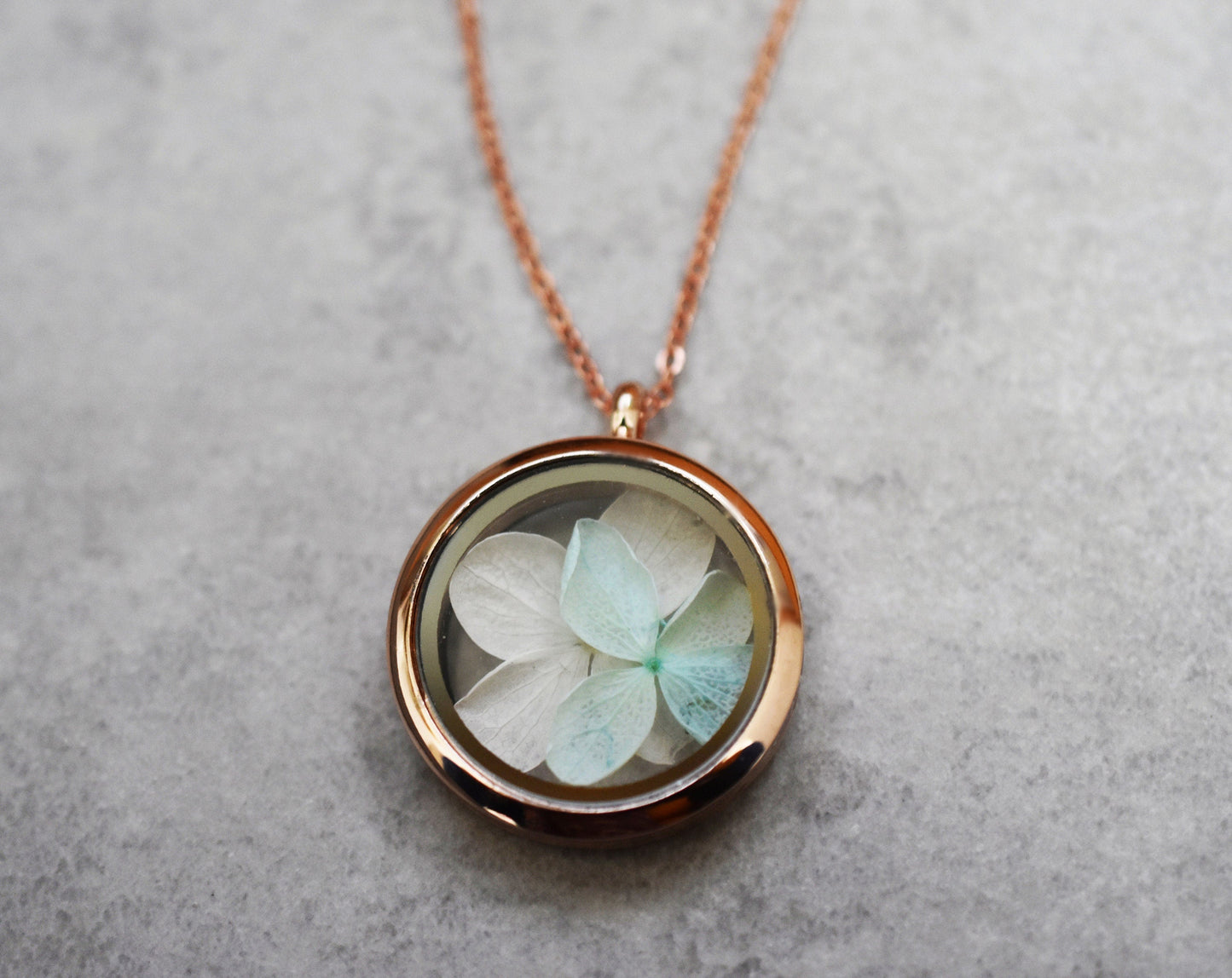Chaîne de pendentif de médaillon en verre Hydrangea Blossoms - Collier floral roseDed - VIK-72
