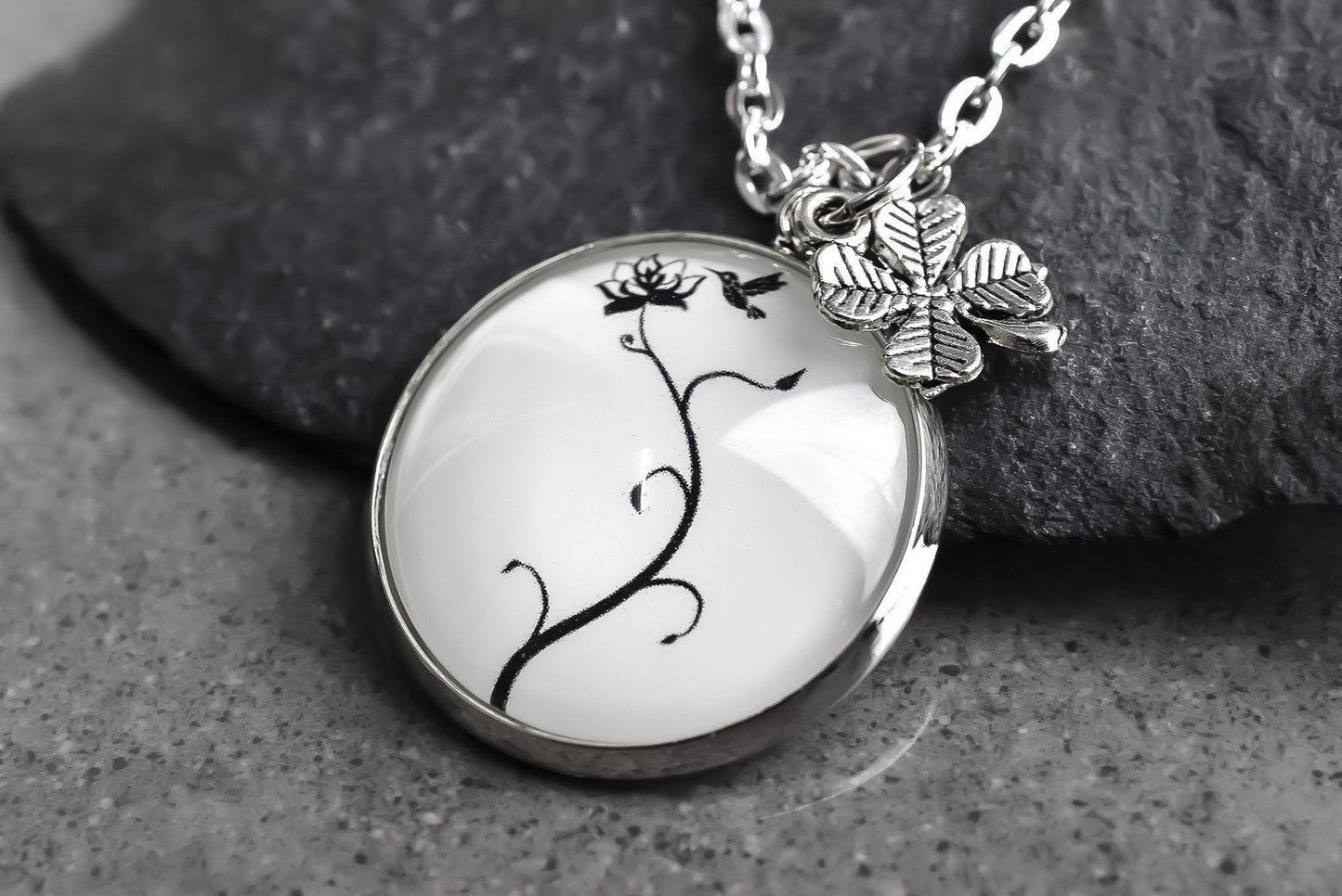 Pendentif en verre de fleur d'oiseau trèfle - bijoux minables floraux - Idée cadeau minimaliste - VIK-34