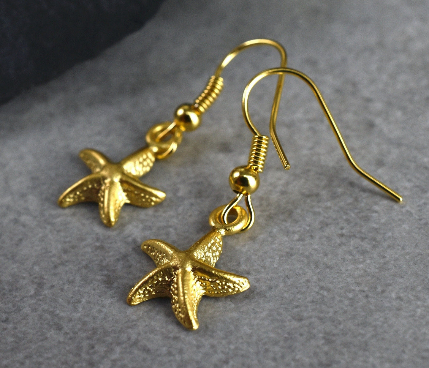 Boucles d'oreilles dorées d'étoile de mer - Boucles d'oreilles maritim élégantes et élégantes - VinoHR-82