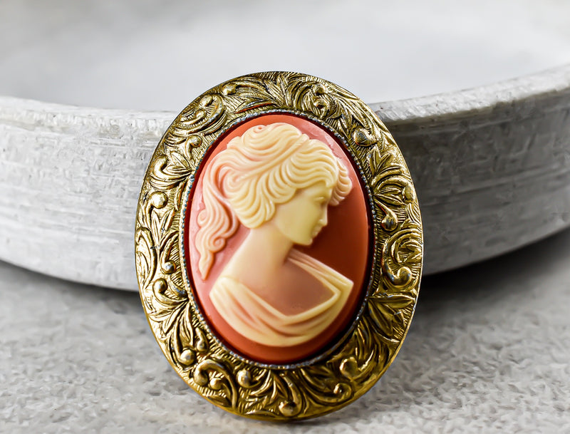 Kamee baroque dame broche dans un style vintage - orange