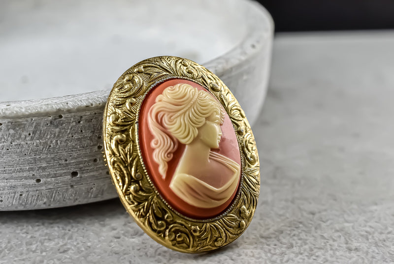 Kamee baroque dame broche dans un style vintage - orange